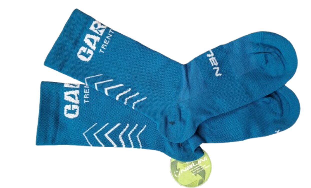 Un paio di calze blu con dettagli bianchi. Sono presentate con un'etichetta circolare sul lato.