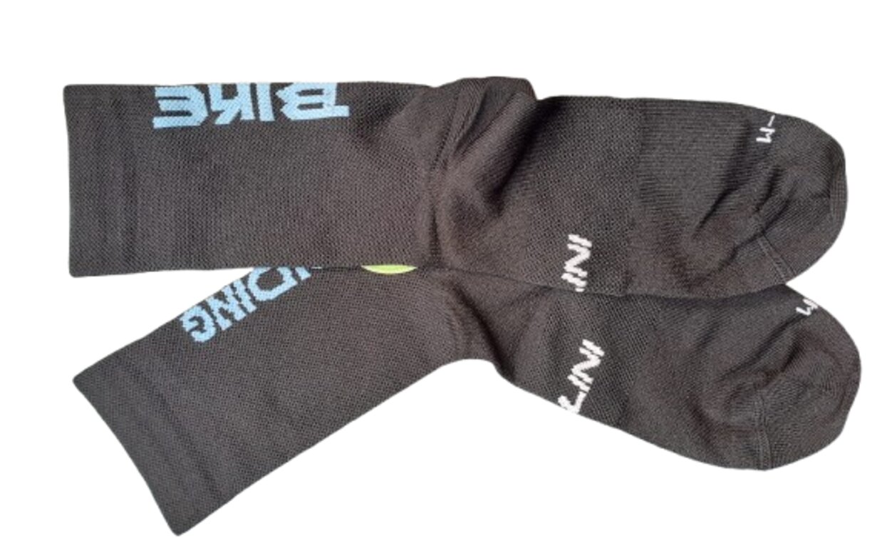 Calze nere da ciclismo con scritte blu. Ideali per gli appassionati di bicicletta.