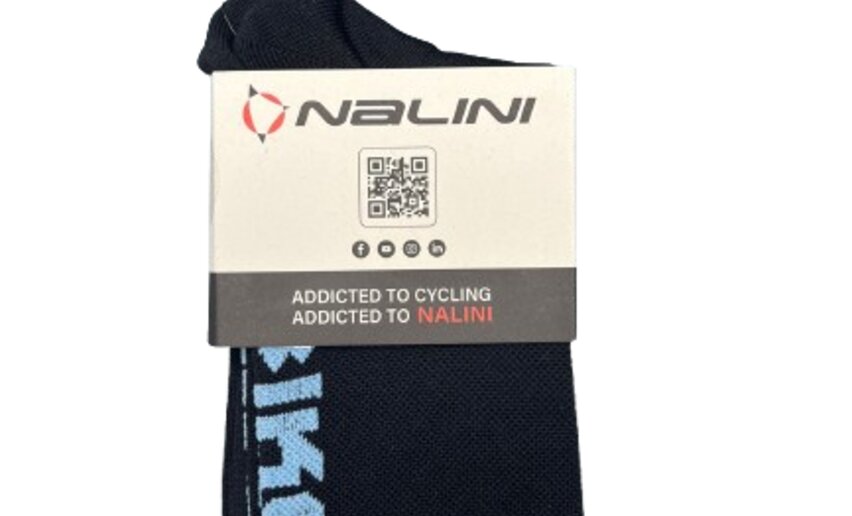 Ein Paar Radstrümpfe in Dunkelblau mit hellen Schriftzügen. Das Produkt ist mit einem Nalini-Etikett und einem QR-Code verpackt. Ein Paar Radstrümpfe in Dunkelblau mit hellen Schriftzügen. Das Produkt ist mit einem Nalini-Etikett und einem QR-Code verpackt.