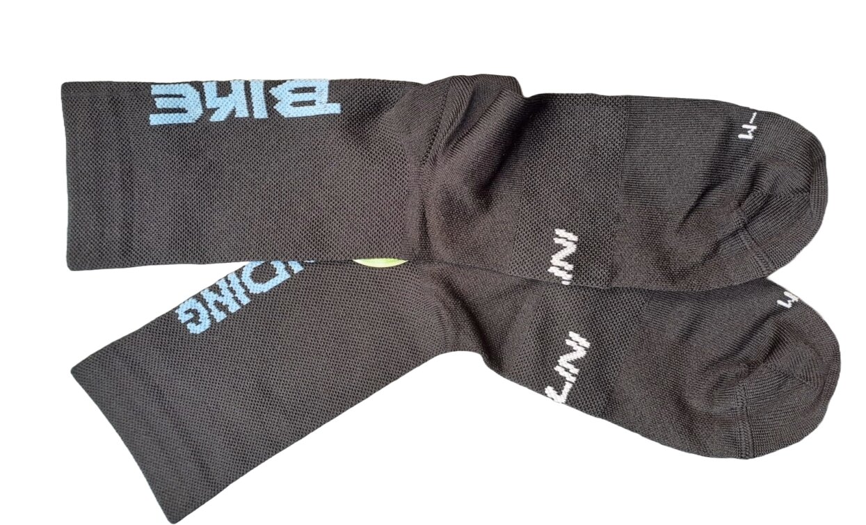 Ein Paar schwarze Sportsocken mit der Aufschrift "BIKE" in Blau. Sie sind für Komfort während körperlicher Aktivität konzipiert.