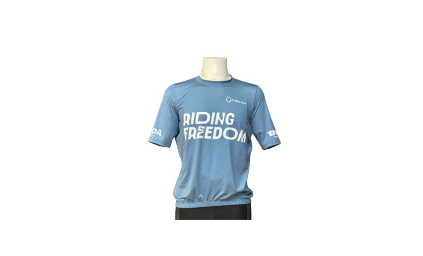 Ein hellblaues T-Shirt mit der Aufschrift "RIDING FREEDOM" auf der Vorderseite. Das Design ist einfach und geeignet für Aktivitäten im Freien.