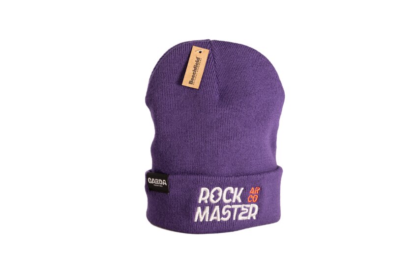Un berretto di lana color viola con il logo "Rock Master". Perfetto per le attività all'aperto e per un look trendy.