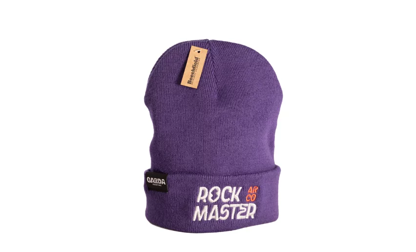 Eine lila Wollmütze mit dem "Rock Master"-Logo. Perfekt für Outdoor-Aktivitäten und einen trendigen Look.