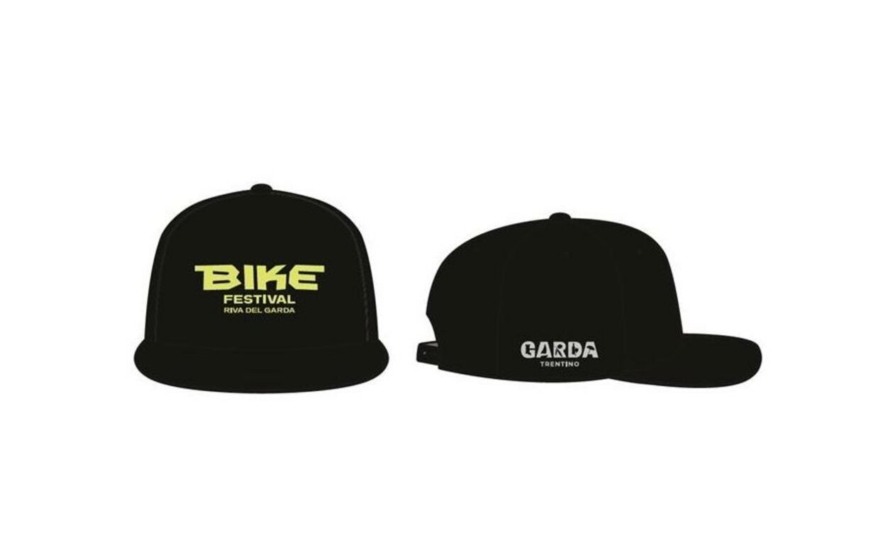 Zwei schwarze Kappen, eine mit der Aufschrift "BIKE FESTIVAL" und die andere mit "GARDA". Beide haben ein schlichtes und sportliches Design.