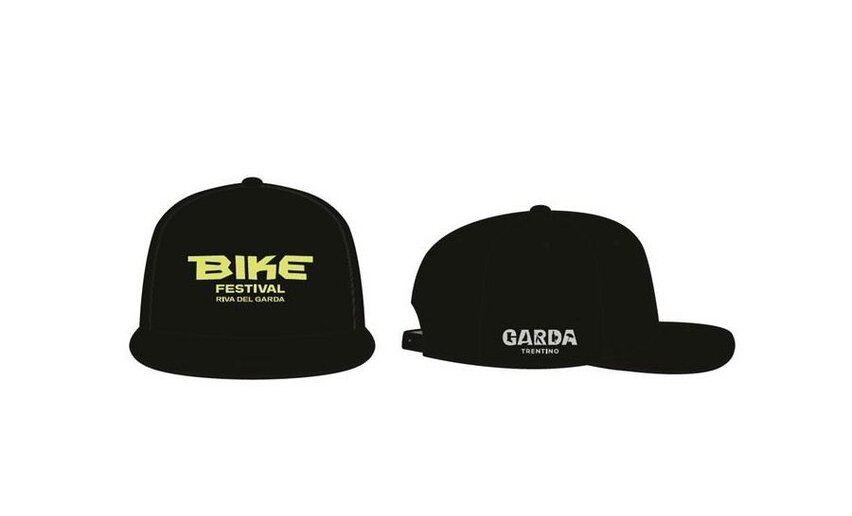 Due cappellini neri, uno con la scritta "BIKE FESTIVAL" e l'altro con "GARDA". Entrambi hanno un design semplice e sportivo.