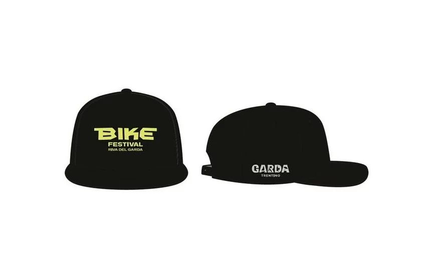 Due cappellini neri, uno con la scritta "BIKE FESTIVAL" e l'altro con "GARDA". Entrambi hanno un design semplice e sportivo.