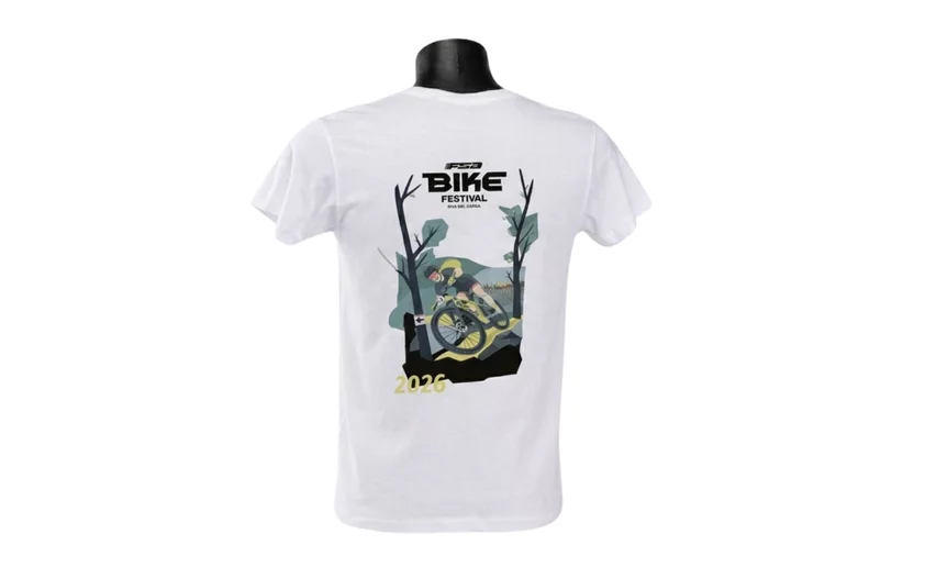 Ein weißes T-Shirt mit einem Design auf der Rückseite, das ein Fahrradevent feiert. Das Design zeigt einen Radfahrer in einer natürlichen Umgebung.